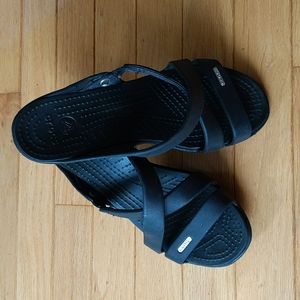 CROCS CYPRUS IV SLIDES HIGH HEELED SANDALS BLACK ON BLACK 6 RUBBER
